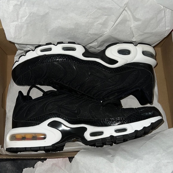 Nike Shoes - AIR MAX PLUS SE